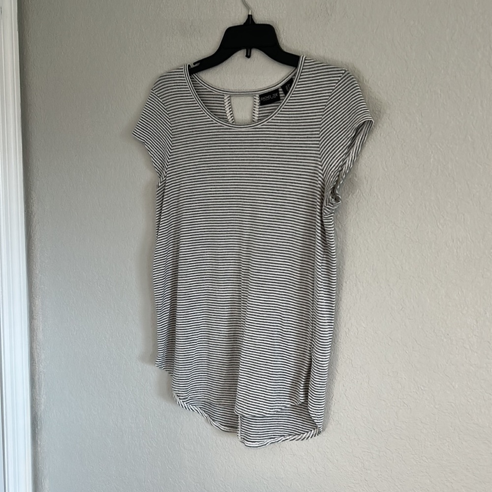 Grey/white split back top - Picture 2 of 7